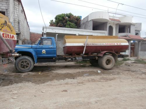 se vende camion tanquero  de agua     maquin - Imagen 1